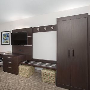 King Room Mobility Access or Roll Shower Non-Smoking
